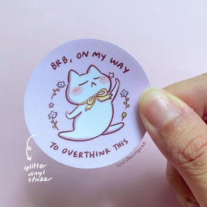 Vuelvo pronto, voy a pensar demasiado en esta pegatina troquelada / Brillantina / Pegatinas decorativas lindas / Regalo para los que piensan demasiado / Pegatina de vinilo