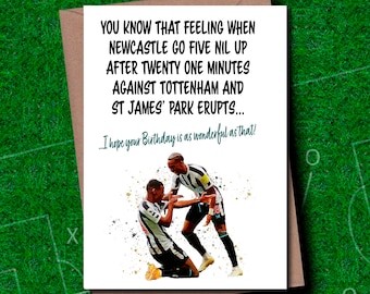 Peut inclure: Une carte d'anniversaire avec une illustration aquarelle de deux joueurs de football célébrant un but. La carte dit "Vous connaissez ce sentiment quand Newcastle marque cinq buts à zéro après vingt et une minutes contre Tottenham et que St James' Park explose... J'espère que votre anniversaire sera aussi merveilleux que ça !"
