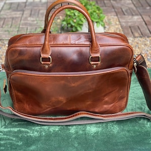 Handgemaakte crunch-aktetas: eigentijdse elegantie met moderne verfijning in bruine tint