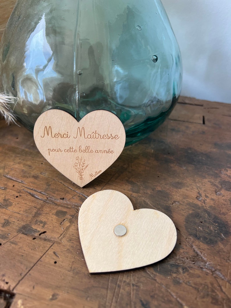 Magnet coeur en bois / cadeau maîtresse/ maître/ nounou / atsem/ cadeau fin d'année/ cadeau personnalisé / aimant image 2