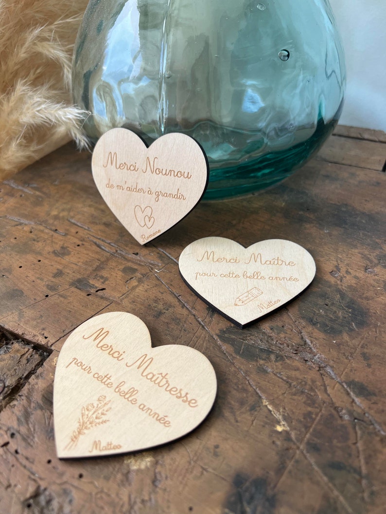 Magnet coeur en bois / cadeau maîtresse/ maître/ nounou / atsem/ cadeau fin d'année/ cadeau personnalisé / aimant image 1