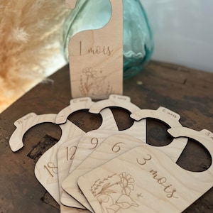 Séparateur penderie enfant / cintres bébé / bois