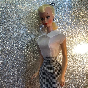 Muñeca Lilli La Bibliotecaria (sin muñeca) en tamaño pequeño y grande