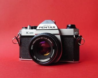 Pentax k1000 35 mm spiegelreflexcamera met 50 mm lens.