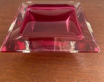 Cendrier vintage de Murano en verre artistique rouge framboise et transparent, années 1960.