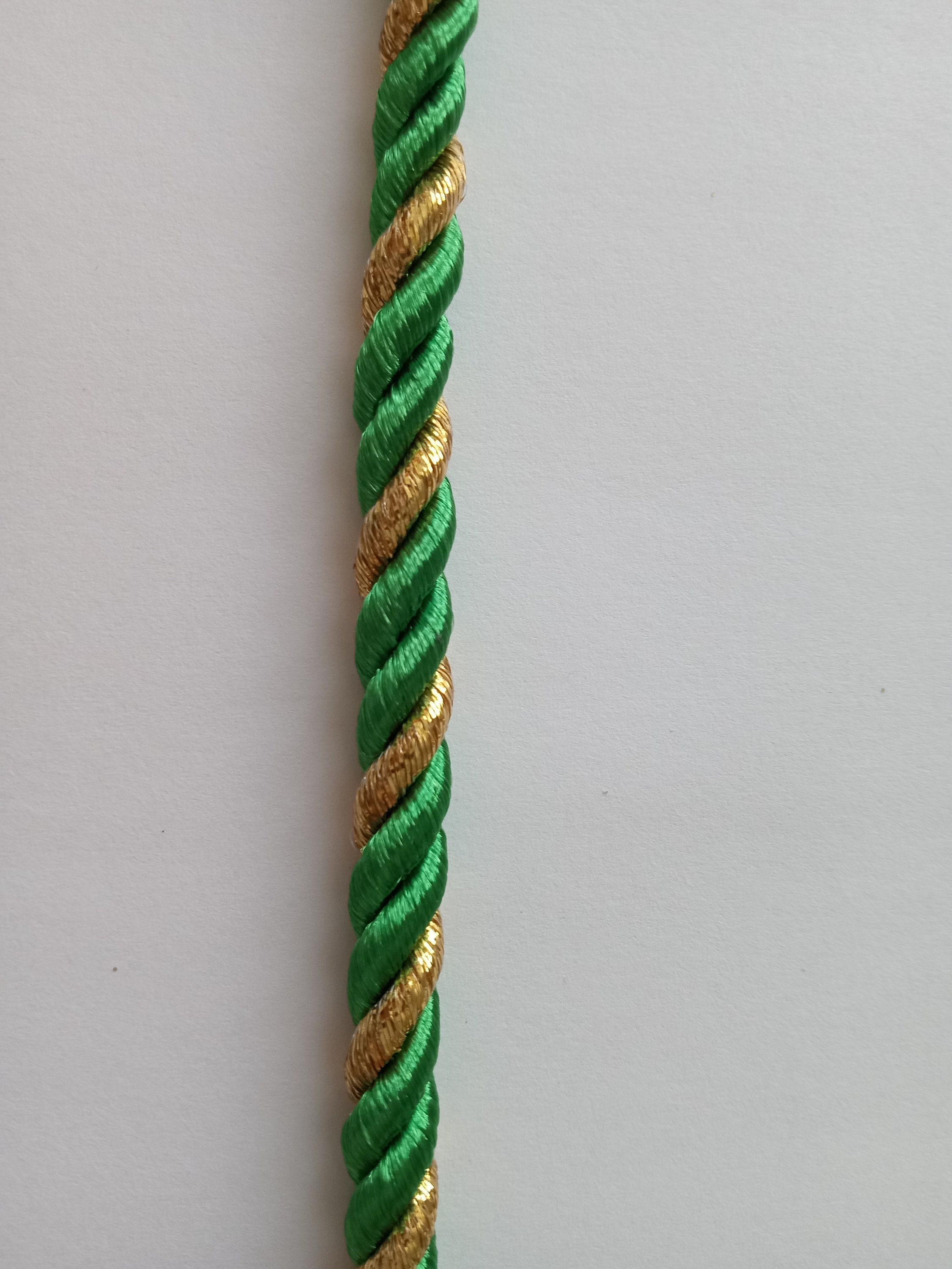 Green and gold cord in satin.