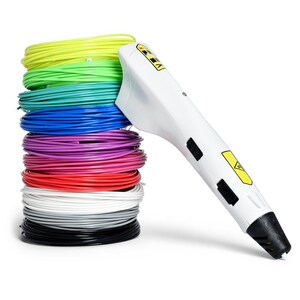 Pu&ograve; includere: Una penna 3D bianca con punta nera &egrave; appoggiata a una pila di bobine di filamento colorate. I colori del filamento includono giallo, verde, verde acqua, blu, viola, rosa, rosso, bianco, grigio e nero. La penna ha dettagli neri ed etichette di avvertimento gialle.