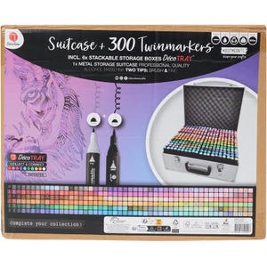 Può includere: Una confezione di prodotto per un set Suitcase + 300 Twinmarkers, che include una valigetta in metallo, sei scatole impilabili e pennarelli a base alcolica con punte a pennello e fine. La confezione mostra una tabella colori e un disegno.