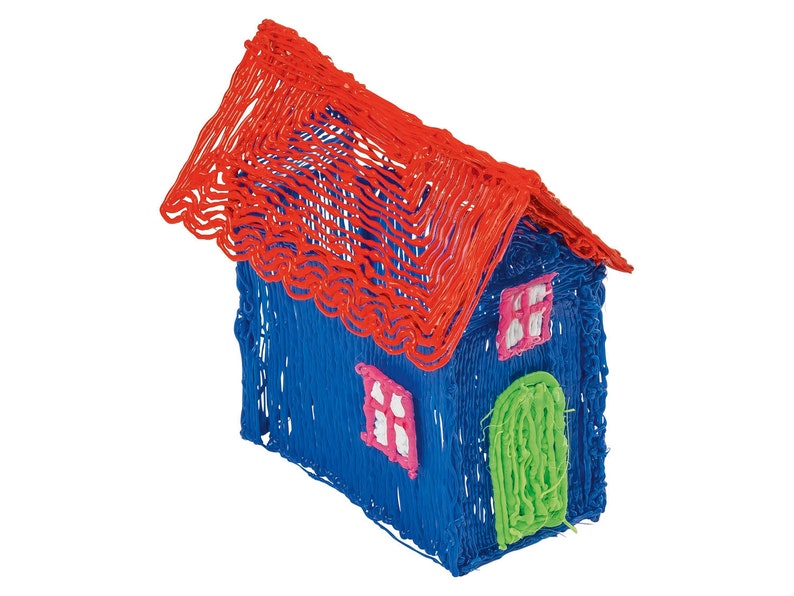 Pu&ograve; includere: Un modello di casa stampato in 3D con una vivace combinazione di colori. La casa presenta un corpo blu, un tetto rosso, cornici delle finestre rosa e una porta verde. Il design &egrave; realizzato con una penna 3D, mostrando un'estetica strutturata e artigianale.