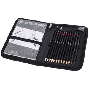 Op de afbeelding: Een zwarte ritshoes met een schetsblok en een set van 18 zwarte potloden. Het schetsblok is A5 formaat, 110 g/m² en heeft 30 vellen. Op de voorkant van de hoes staat "Artist Sketch Pad".