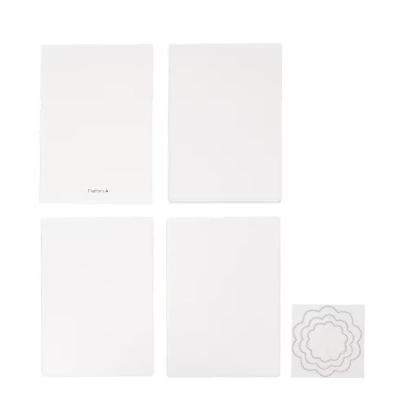 Puede incluir: Un conjunto de plataformas de manualidades blancas y una forma troquelada. Cuatro plataformas rectangulares est&aacute;n dispuestas en un cuadrado, con el texto "Platform A" en una de ellas. Un peque&ntilde;o cuadrado contiene un troquelado en capas y festoneado.