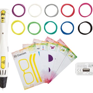 Pu&ograve; includere: Un kit penna 3D bianca con una variet&agrave; di filamenti colorati, occhiali 3D e un alimentatore. La penna ha dettagli gialli e una punta nera. Il kit include filamenti viola, bianchi, grigi, rossi, rosa, gialli, verdi, turchesi, blu e neri.