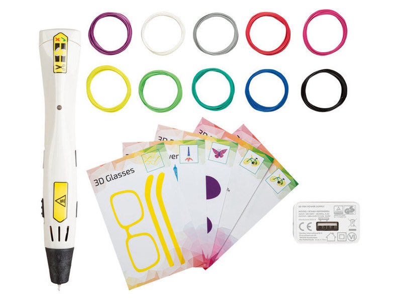 Pu&ograve; includere: Un kit penna 3D bianca con una variet&agrave; di filamenti colorati, occhiali 3D e un alimentatore. La penna ha dettagli gialli e una punta nera. Il kit include filamenti viola, bianchi, grigi, rossi, rosa, gialli, verdi, turchesi, blu e neri.