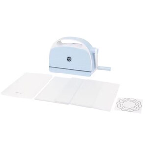 Puede incluir: M&aacute;quina de troquelado y relieve azul claro con asa y manivela blancas. Se incluyen varias placas de pl&aacute;stico transparente y un troquel decorativo. La m&aacute;quina tiene un peque&ntilde;o logotipo en la parte delantera.