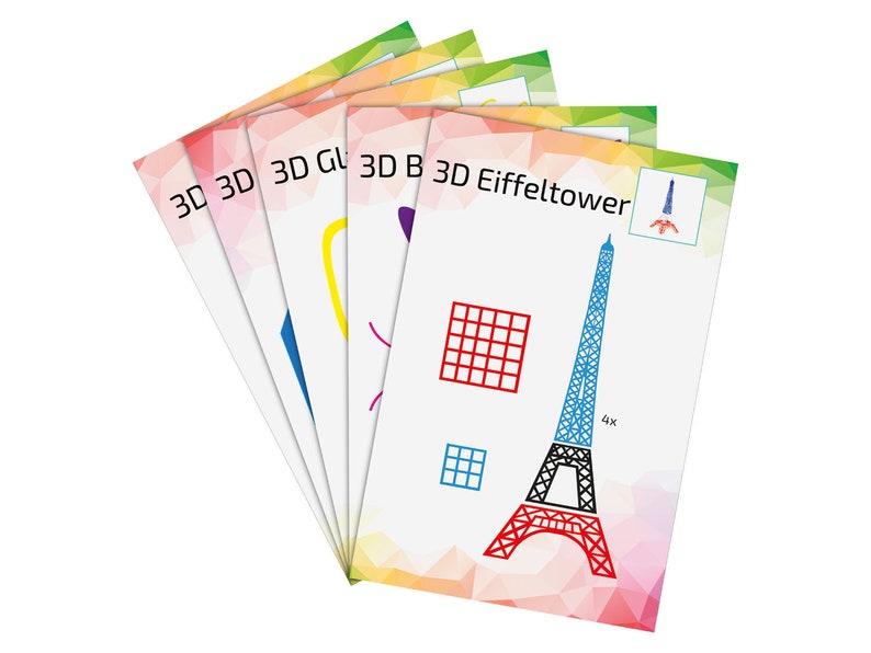 Pu&ograve; includere: Un set di carte bianche con disegni geometrici colorati e la scritta "3D" stampata sopra. Una carta presenta un'illustrazione blu della Torre Eiffel con la scritta "3D Eiffel Tower". Le carte sono disposte a ventaglio.