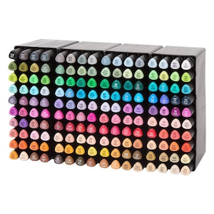 Könnte beinhalten: Ein Set mit 160 bunten Markern in einem schwarzen Aufbewahrungskoffer. Die Marker sind in Reihen und Spalten angeordnet, wobei jeder Marker mit einer Nummer gekennzeichnet ist. Die Marker sind in allen Farben erhältlich, darunter Rot, Orange, Gelb, Grün, Blau, Lila, Rosa, Braun und Schwarz.