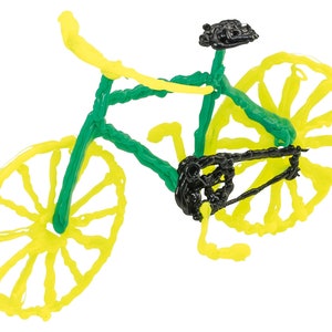 Pu&ograve; includere: Una scultura di bicicletta stravagante realizzata in plastica colorata. La bici presenta un telaio verde, ruote e manubrio gialli e dettagli neri. Il design &egrave; giocoso e artistico, perfetto per l'arredamento della casa.