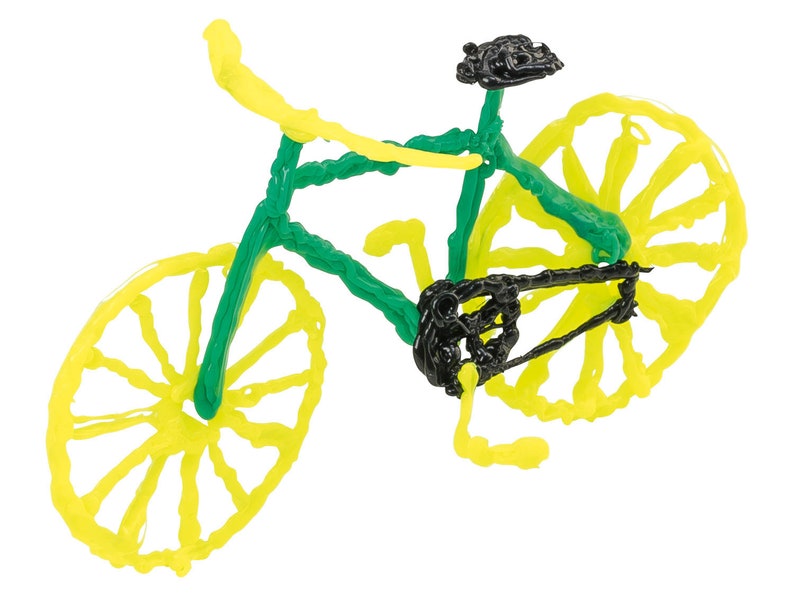 Pu&ograve; includere: Una scultura di bicicletta stravagante realizzata in plastica colorata. La bici presenta un telaio verde, ruote e manubrio gialli e dettagli neri. Il design &egrave; giocoso e artistico, perfetto per l'arredamento della casa.