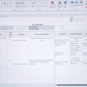 Może przedstawiać: Ekran komputera wyświetlający arkusz kalkulacyjny zatytułowany "TEST ERECTION". Arkusz kalkulacyjny zawiera kolumny dla przypadków testowych, opisów, kroków i oczekiwanych wyników. Kolumna statusu pokazuje zielone, niebieskie i czerwone wskaźniki.