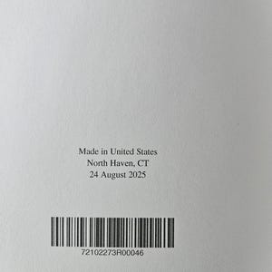 K&ouml;nnte beinhalten: Nahaufnahme einer wei&szlig;en Oberfl&auml;che mit gedrucktem Text und einem Barcode. Der Text lautet "Made in United States, North Haven, CT, 24 August 2025." Darunter befindet sich ein schwarzer Barcode mit der Nummer 72102273R00046.