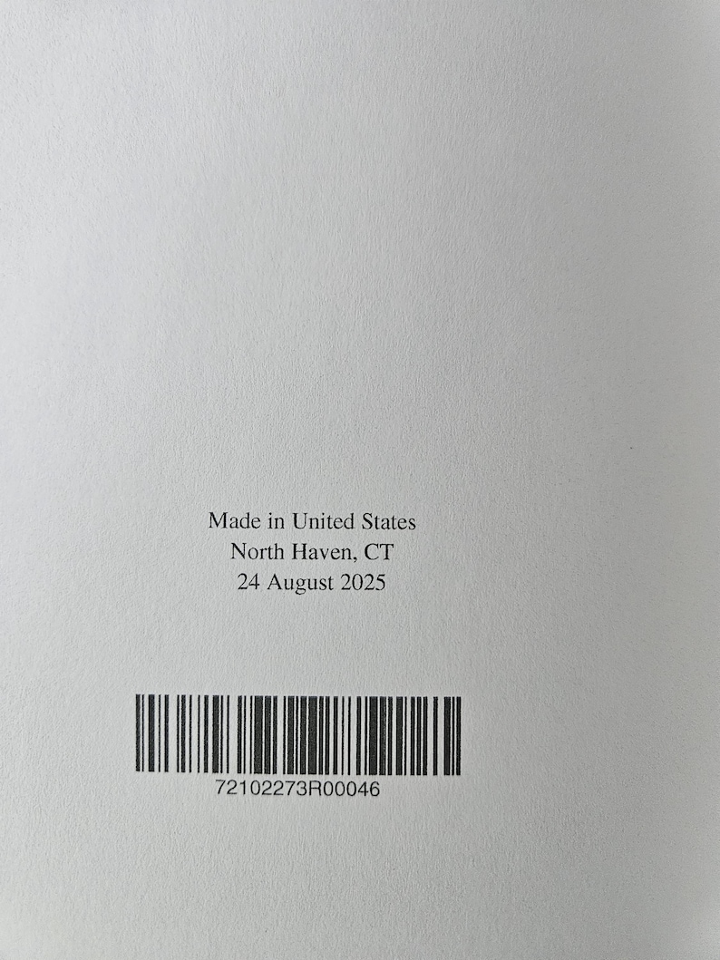 K&ouml;nnte beinhalten: Nahaufnahme einer wei&szlig;en Oberfl&auml;che mit gedrucktem Text und einem Barcode. Der Text lautet "Made in United States, North Haven, CT, 24 August 2025." Darunter befindet sich ein schwarzer Barcode mit der Nummer 72102273R00046.