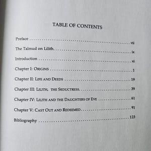 Pode incluir: P&aacute;gina do &iacute;ndice de um livro, com o t&iacute;tulo "TABLE OF CONTENTS" em uma fonte serifada. A p&aacute;gina lista os t&iacute;tulos dos cap&iacute;tulos como "ORIGINS", "LIFE AND DEEDS" e "LILITH, THE SEDUCTRESS", com os n&uacute;meros de p&aacute;gina correspondentes. O texto &eacute; preto sobre fundo branco.