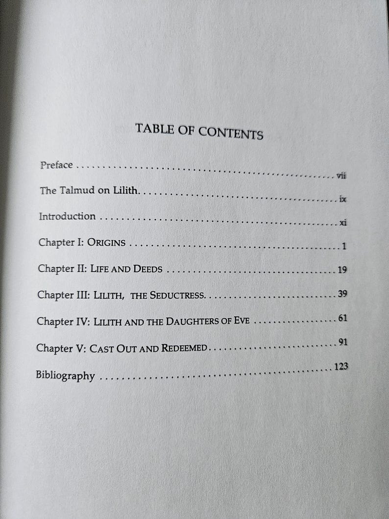 Pode incluir: P&aacute;gina do &iacute;ndice de um livro, com o t&iacute;tulo "TABLE OF CONTENTS" em uma fonte serifada. A p&aacute;gina lista os t&iacute;tulos dos cap&iacute;tulos como "ORIGINS", "LIFE AND DEEDS" e "LILITH, THE SEDUCTRESS", com os n&uacute;meros de p&aacute;gina correspondentes. O texto &eacute; preto sobre fundo branco.