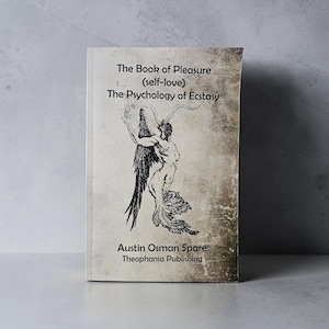 K&ouml;nnte beinhalten: Ein Buch mit dem Titel "The Book of Pleasure (self-love) The Psychology of Ecstasy" von Austin Osman Spare, herausgegeben von Theophania Publishing. Das Cover zeigt eine Schwarz-Wei&szlig;-Illustration einer gefl&uuml;gelten Figur.