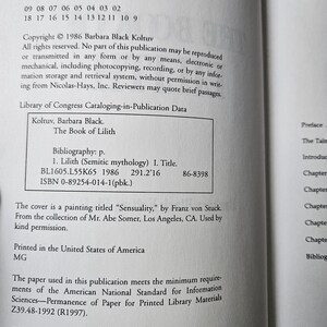 Pode incluir: P&aacute;gina de livro aberta com texto. O texto inclui informa&ccedil;&otilde;es de publica&ccedil;&atilde;o da Nicolas-Hays, Inc. e informa&ccedil;&otilde;es de direitos autorais para Barbara Black Koltuv. O livro &eacute; intitulado "The Book of Lilith".