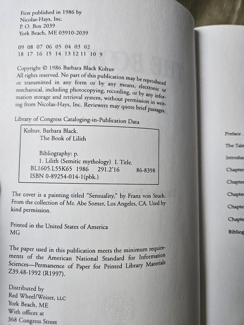 Pode incluir: P&aacute;gina de livro aberta com texto. O texto inclui informa&ccedil;&otilde;es de publica&ccedil;&atilde;o da Nicolas-Hays, Inc. e informa&ccedil;&otilde;es de direitos autorais para Barbara Black Koltuv. O livro &eacute; intitulado "The Book of Lilith".
