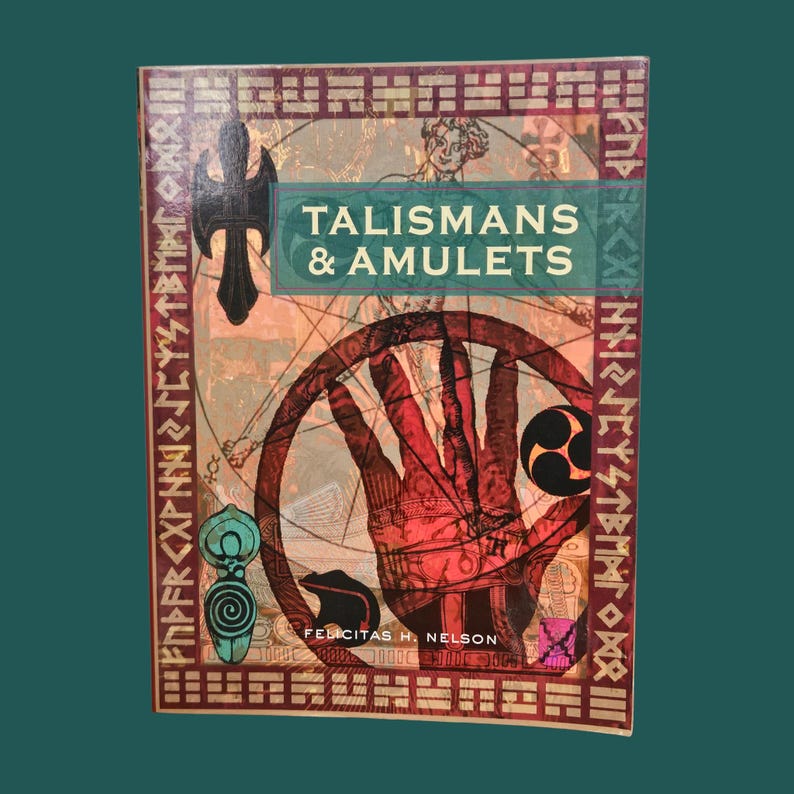 K&ouml;nnte beinhalten: Buchcover f&uuml;r "Talismans & Amulets" mit Vintage-Design. Das Cover zeigt eine Hand, geometrische Formen und Illustrationen in Rot-, Braun- und T&uuml;rkist&ouml;nen. Der Name des Autors, Felicitas H. Nelson, ist ebenfalls sichtbar.