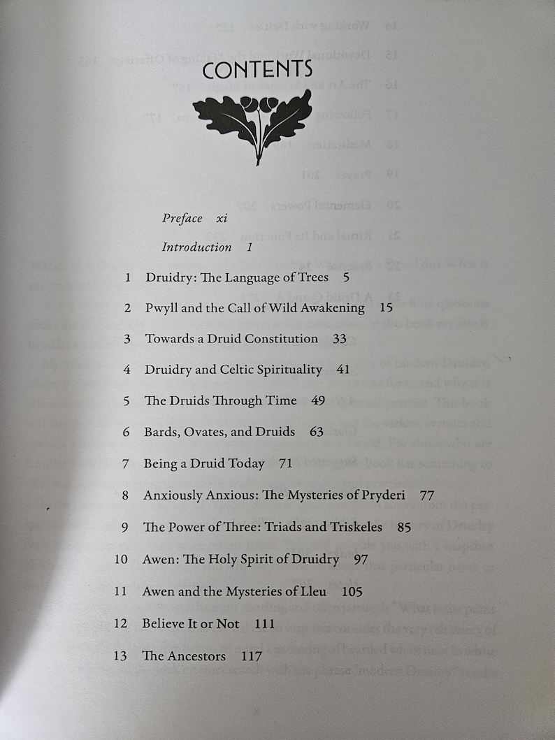 Op de afbeelding: Een pagina uit een boek met de titel "CONTENTS" en een decoratieve eikenblad- en eikelafbeelding. De inhoudsopgave bevat hoofdstuktitels zoals "Druidry: The Language of Trees" en "The Druids Through Time".