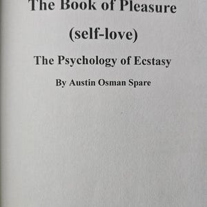 K&ouml;nnte beinhalten: Ein Buch mit dem Titel "The Book of Pleasure (self-love)" mit dem Untertitel "The Psychology of Ecstasy" von Austin Osman Spare. Der Text ist in einer Serifenschrift auf einer hellgrauen Seite zentriert.