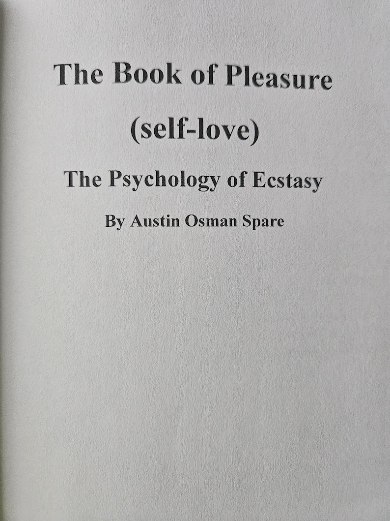 K&ouml;nnte beinhalten: Ein Buch mit dem Titel "The Book of Pleasure (self-love)" mit dem Untertitel "The Psychology of Ecstasy" von Austin Osman Spare. Der Text ist in einer Serifenschrift auf einer hellgrauen Seite zentriert.