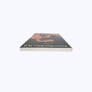 Pode incluir: Um livro intitulado "The Body Betrayal" de Barbara Black Koltuv, Ph.D. O livro tem uma capa preta com texto rosa e uma fotografia. O livro est&aacute; sobre uma superf&iacute;cie branca.