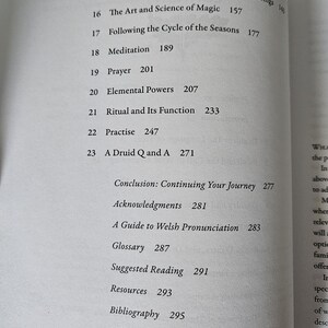 Op de afbeelding: Een open boekpagina met een inhoudsopgave. De titels omvatten onderwerpen als "Working with Deities", "Meditation" en "Ritual and Its Function". De paginanummers staan rechts van elke titel.