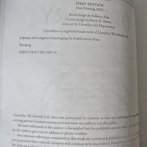 Op de afbeelding: Open boekpagina met tekst uit "The Book of Druidry: A Complete Introduction to the Magic & Wisdom of the Celtic Mysteries" door Kristoffer Hughes. Bevat copyrightinformatie, editiedetails en ISBN. Uitgegeven door Llewellyn Publications.