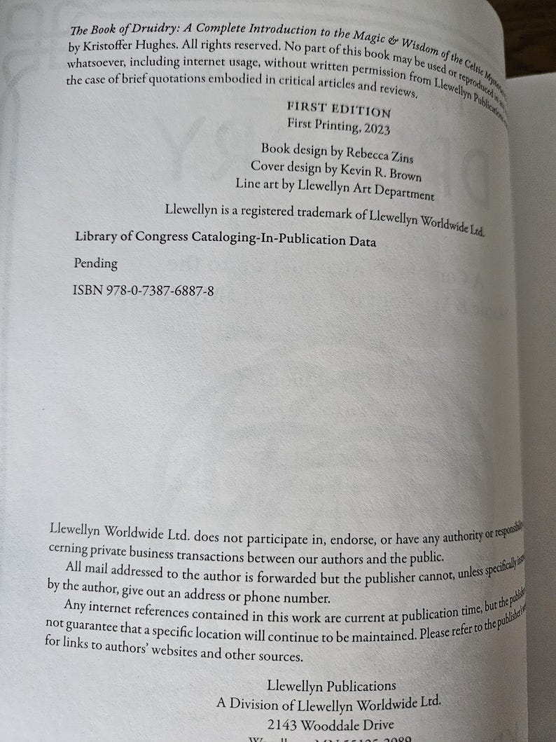 Op de afbeelding: Open boekpagina met tekst uit "The Book of Druidry: A Complete Introduction to the Magic & Wisdom of the Celtic Mysteries" door Kristoffer Hughes. Bevat copyrightinformatie, editiedetails en ISBN. Uitgegeven door Llewellyn Publications.