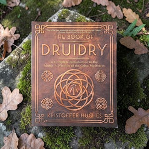 Op de afbeelding: Een bruin hardcover boek getiteld "THE BOOK OF DRUIDRY" met Keltische knoopwerkontwerpen en de naam van de auteur, Kristoffer Hughes. De omslag heeft gouden letters en decoratieve elementen. Het boek ligt op een met mos bedekte steen.