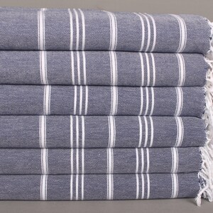 Gestreepte handdoek, aangepaste handdoek, cadeaus bruidsmeisje, 24 x 40 inch marineblauwe katoenen theedoek, monogram handdoek, verlovingscadeau,