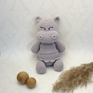 Crochet pattern Sam the Hippo, English US terms & Swedish, mönster virkade Flodhästen Sam