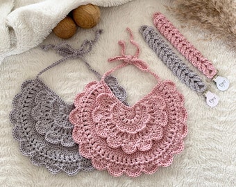 Crochet pattern set with BIB and Pacifier holder Iris, English US Terms & Swedish, mönster virkad söt romantisk Dregglis och napphållare