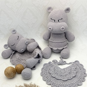 Crochet pattern giftset Hippo, comforter blanket, Pacifier holder and bib, English US terms & Swedish, mönster virkat Gåvoset med Flodhäst