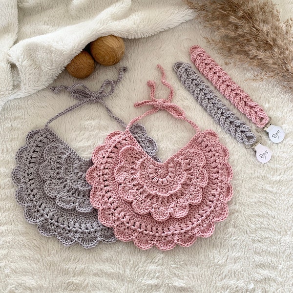 Patron au crochet avec bavoir et porte-tétine Iris, termes anglais américains et suédois, mönster virkad söt romantisk Dregglis och napphållare