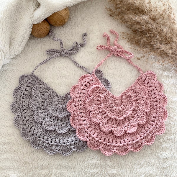 Crochet pattern cute romantic baby BIB Iris, English US Terms & Swedish, mönster virkad söt romantisk dregglis