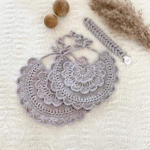 Crochet pattern set with BIB and Pacifier holder, English US Terms & Swedish, mönster virkad söt romantisk Dregglis och napphållare