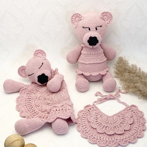 Crochet pattern giftset Teddybear, comforter blanket, Pacifier holder and bib, English US terms & Swedish, mönster virkat Gåvoset med Nalle