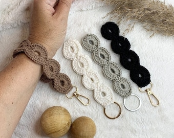 Crochet pattern Wristlet, Keychain Rose, English (US Terms) & Swedish