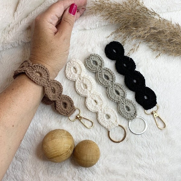 Crochet pattern Wristlet, Keychain Rose, English (US Terms) & Swedish