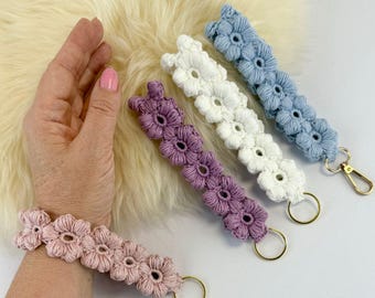 Crochet pattern Wristlet Primrose, English (US Terms) & Swedish